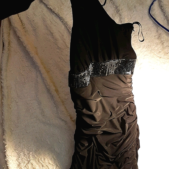 2/$60 The Perfect Lil black dress - Picture 1 of 5